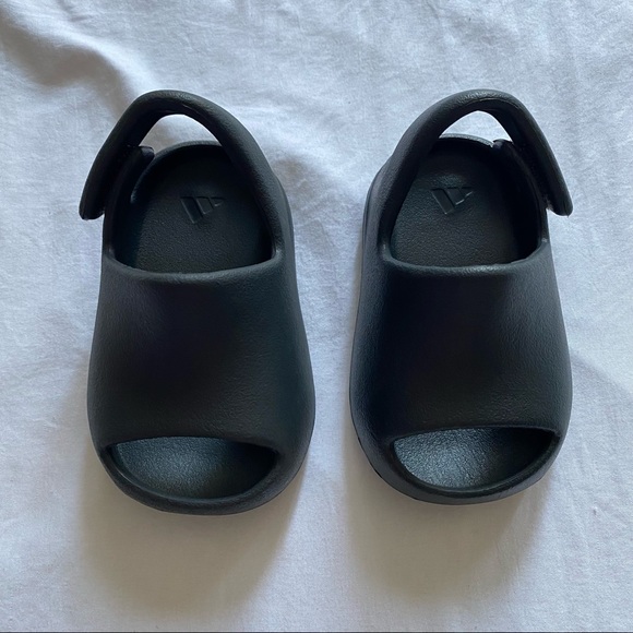 Yeezy Onyx Slides - Picture 2 of 8